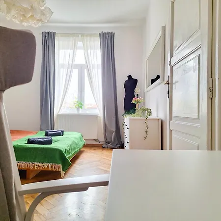 Beautiful And Spacious 69m2 For 5 Guests Next To Florian's Gate Apartment